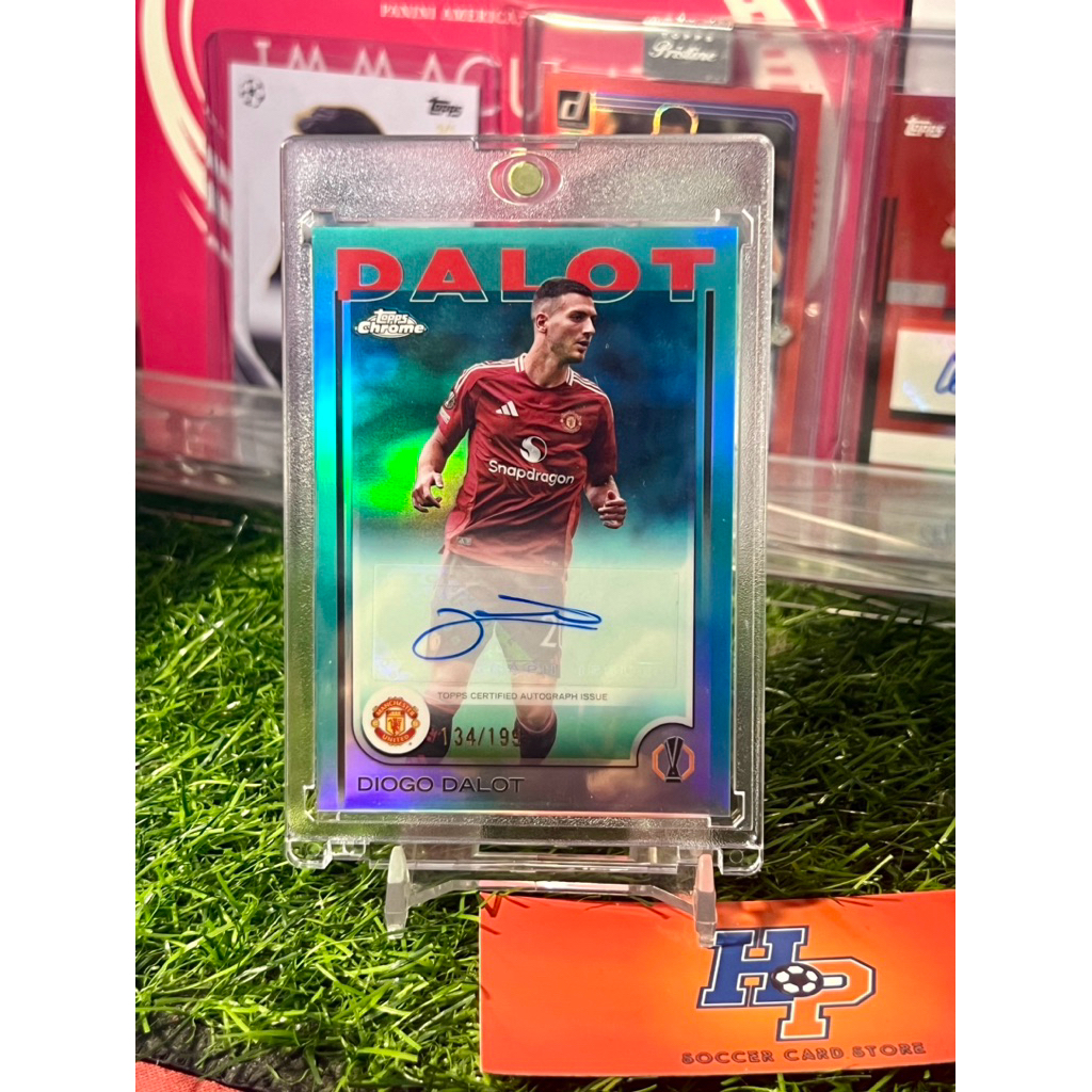 Diogo Dalot การ์ดฟุตบอลพร้อมลายเซ็น /199 Topps Chrome UCL 2024/25