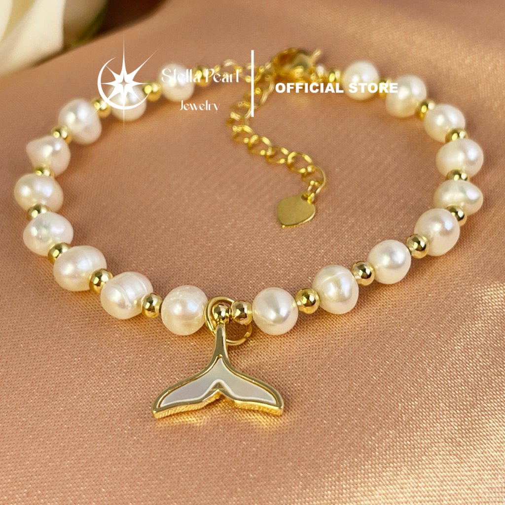 สร้อยข้อมือมุกแท้ 6-6.5 มม. พร้อมเครื่องรางหางปลา - Stella Pearl B58201