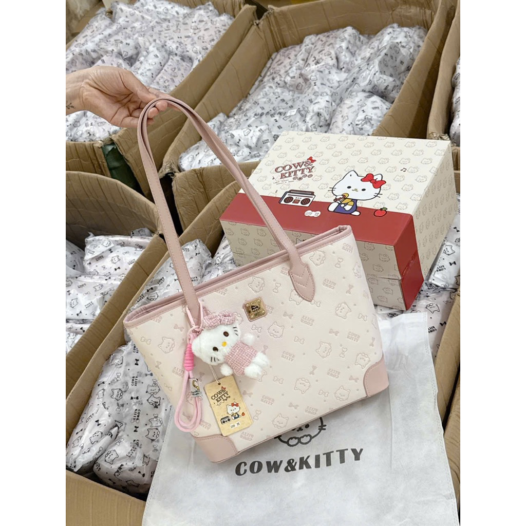 กระเป๋าถือสํานักงานพร้อมพวงกุญแจครบกล่อง698