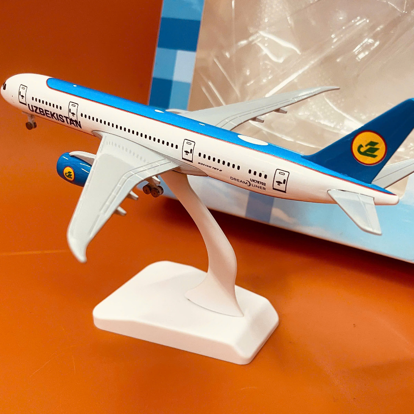 โมเดลเครื่องบิน Uzbekistan Airways Boe 787 – บริษัทการบินแห่งชาติ Uzbekistan รายละเอียดคมชัด พร้อมฐา