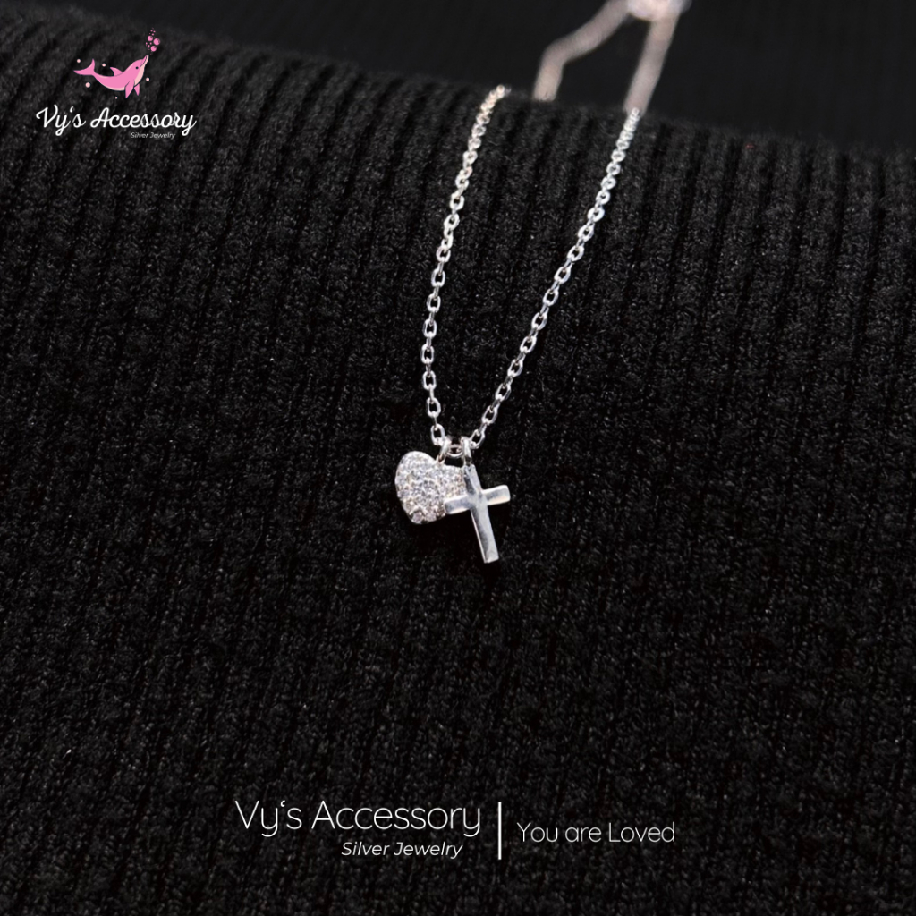 อุปกรณ์เสริมของ Vy DM143 สร้อยคอหัวใจไขว้สีเงิน