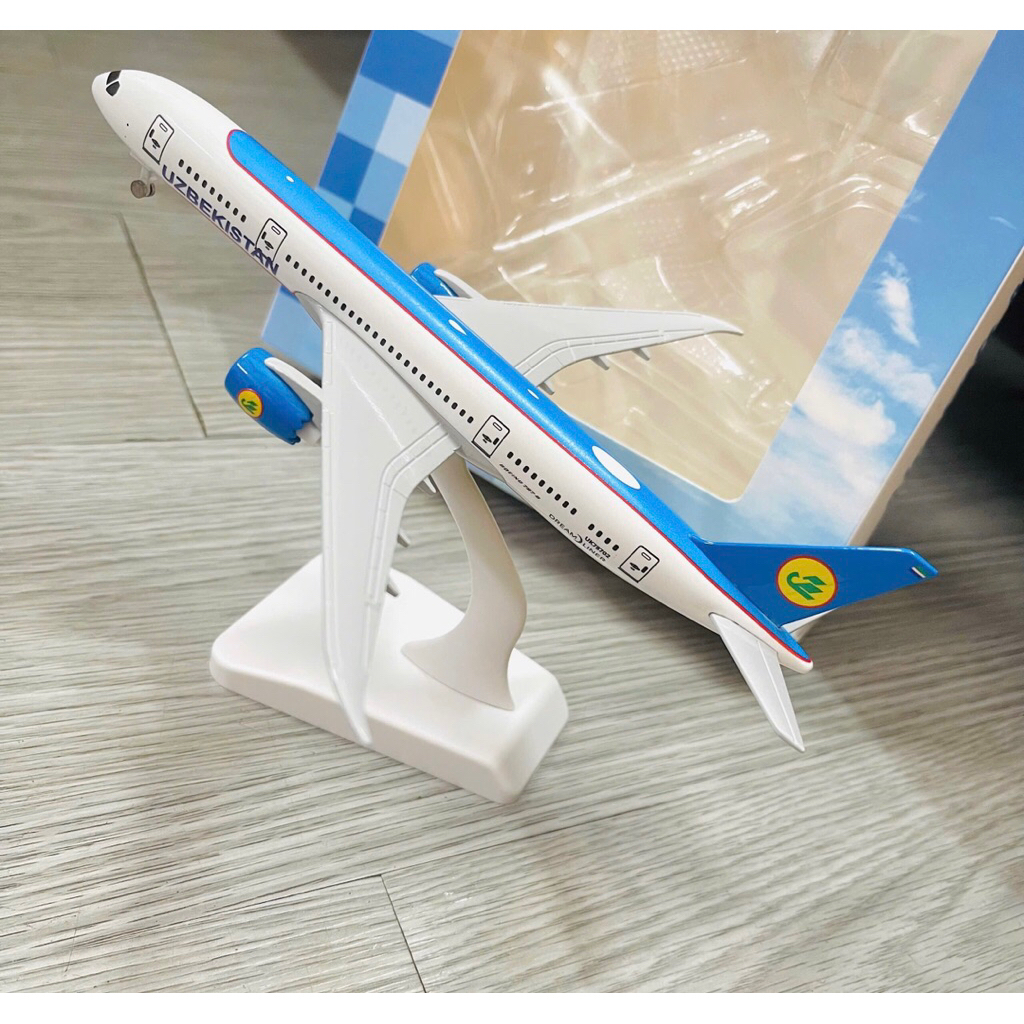 Uzbekistan Airways Boe 787 Dreamliner 20Cm โลหะผสมคุณภาพสูงพร้อมขาตั้งจอแสดงผลฟรี โมเดลเครื่องบินของ