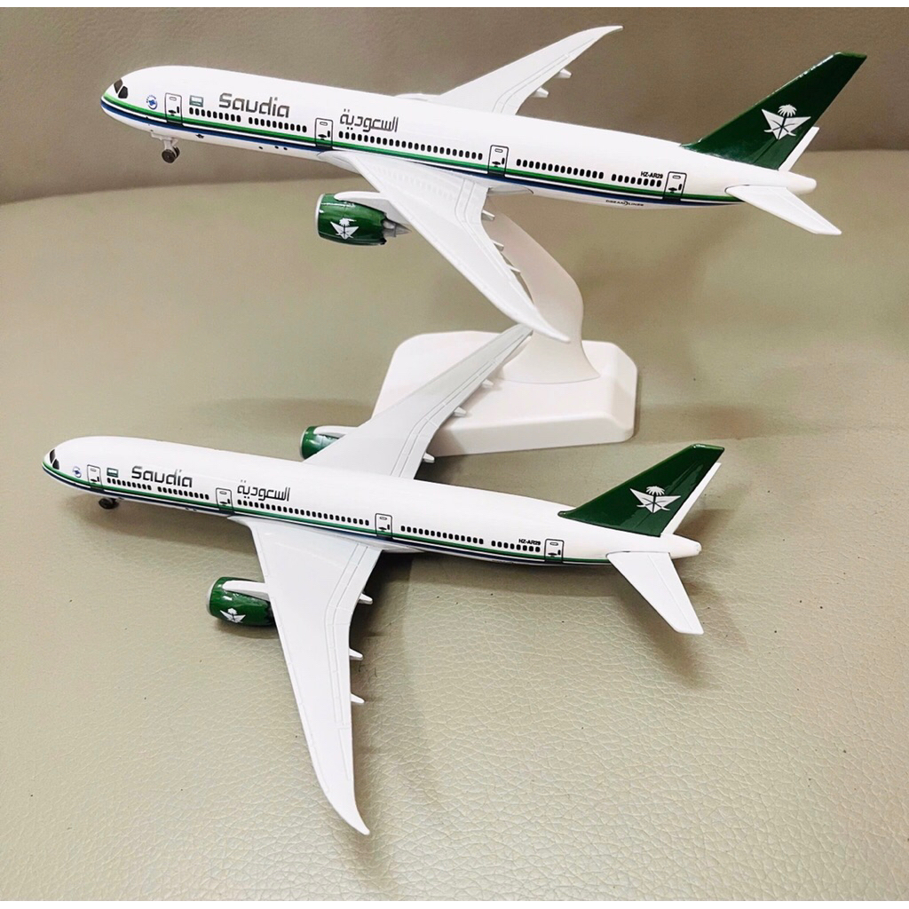 โบอิ้ง B787-8 Dreamliner Saudi Arabian Airlines โลหะที่สวยงามมาก 20 ซม. ฟรีขาตั้งจอแสดงผล