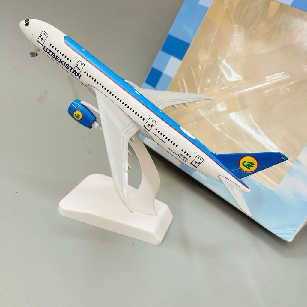 โบอิ้ง 787 Dreamliner Uzbekistan Airways คุณภาพสูงโลหะผสมสวย Glossy สีไฟฟ้าพร้อมขาตั้งจอแสดงผล