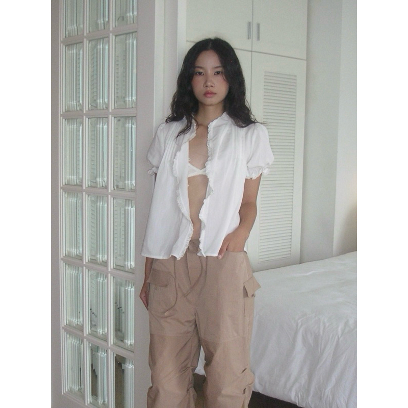 LILLY BLOUSE - เสื้อเบลาส์ลูกไม้ระบาย Miyou