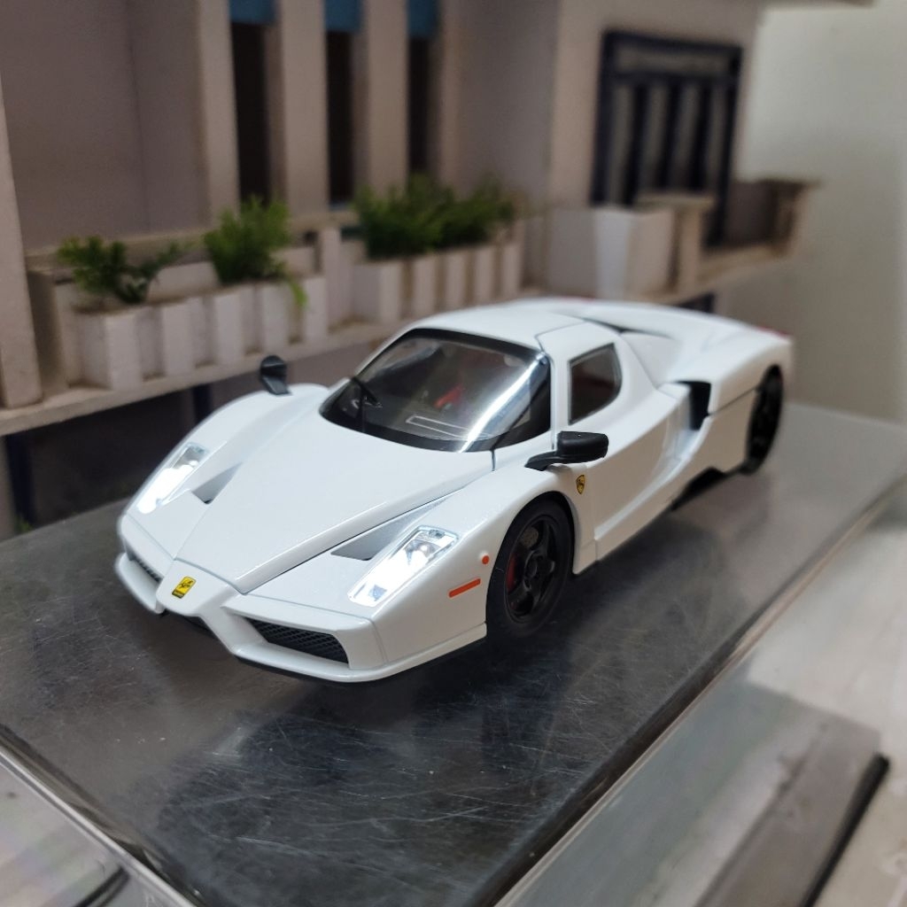 โมเดลรถ Ferrari Enzo สเกล 1:22 พร้อมป้ายทะเบียน VIP