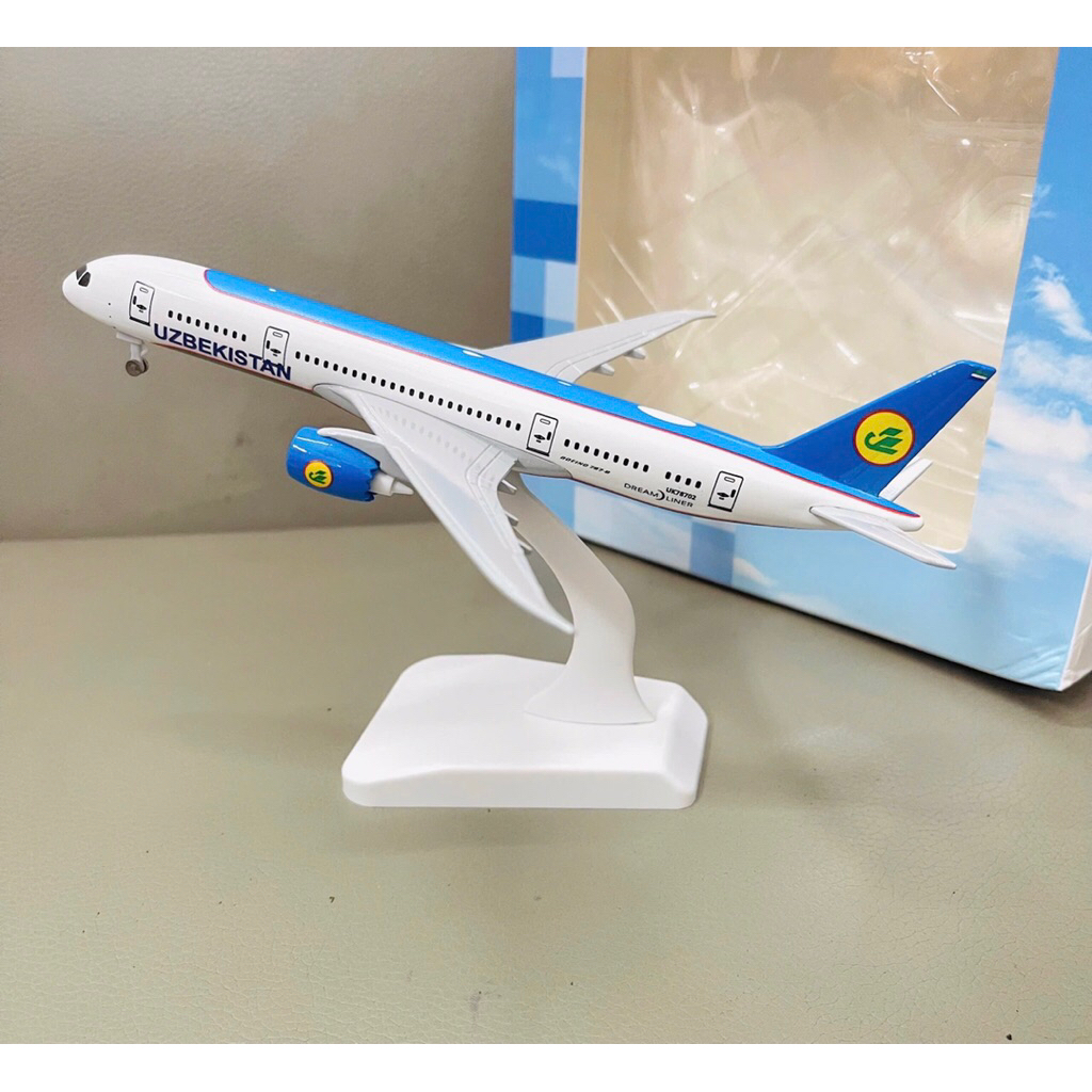 Uzbekistan Airways Boe 787 Dreamliner โลหะคุณภาพสูงพร้อมรายละเอียด Sharp สวยงาม มาพร้อมขาตั้งจอแสดงผ