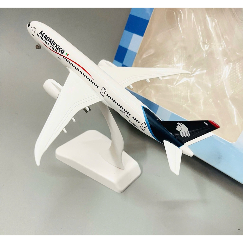 โบอิ้ง B787-8 Dreamliner AEROMEXICO Airlines Super Nice 1:400 Scale. โมเดลเครื่องบินสําหรับตั้งโชว์
