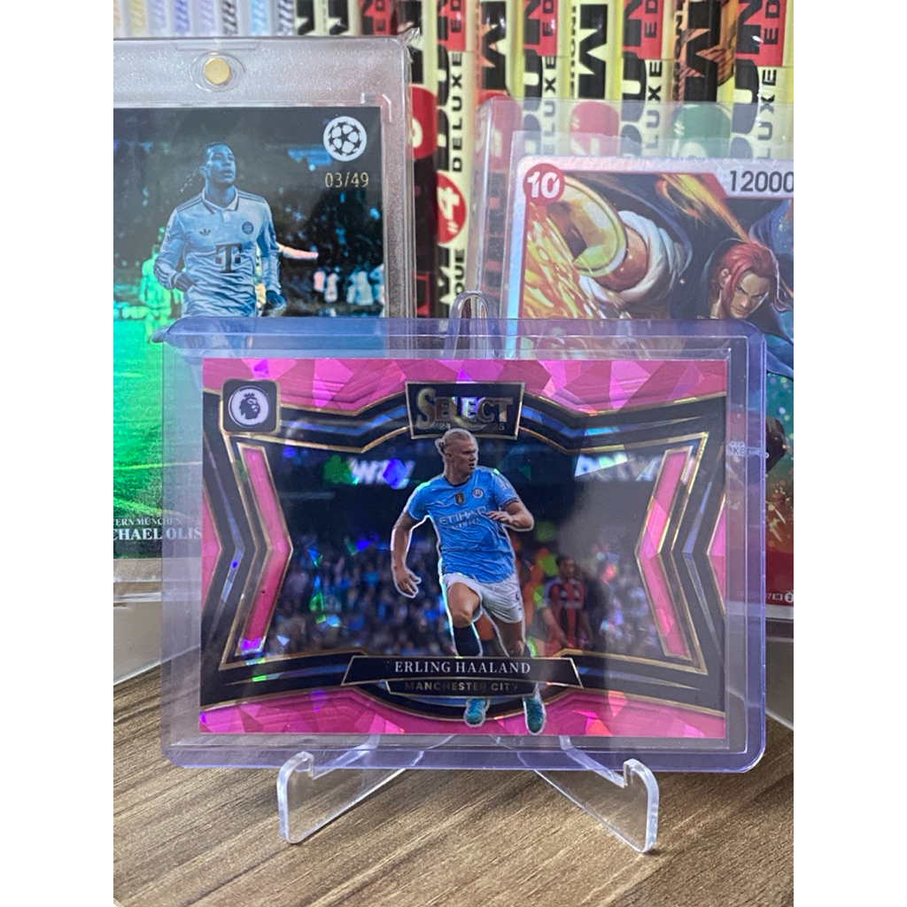 [SOLD OUT เท่านั้นสําหรับจอแสดงผล] Erling Haaland Panini เลือก EPL 2024-25 สีชมพู Mojo Field Level 2