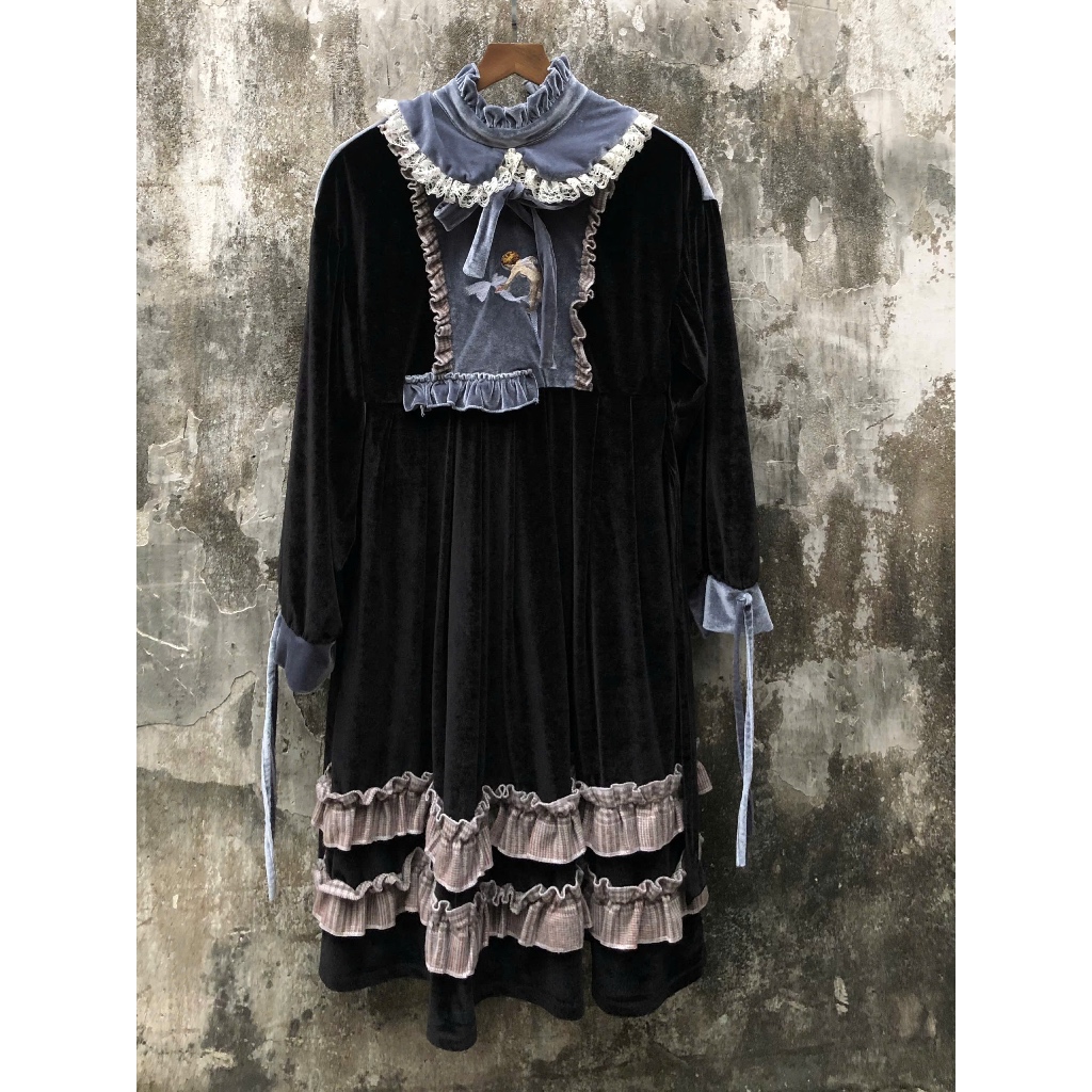 APRIL6 CLOTHING - เดรสกํามะหยี่โลลิต้า งานปักสุดน่ารัก