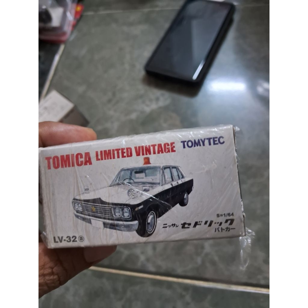 TOMICA TLV NISSAN CEDRIC POLICE