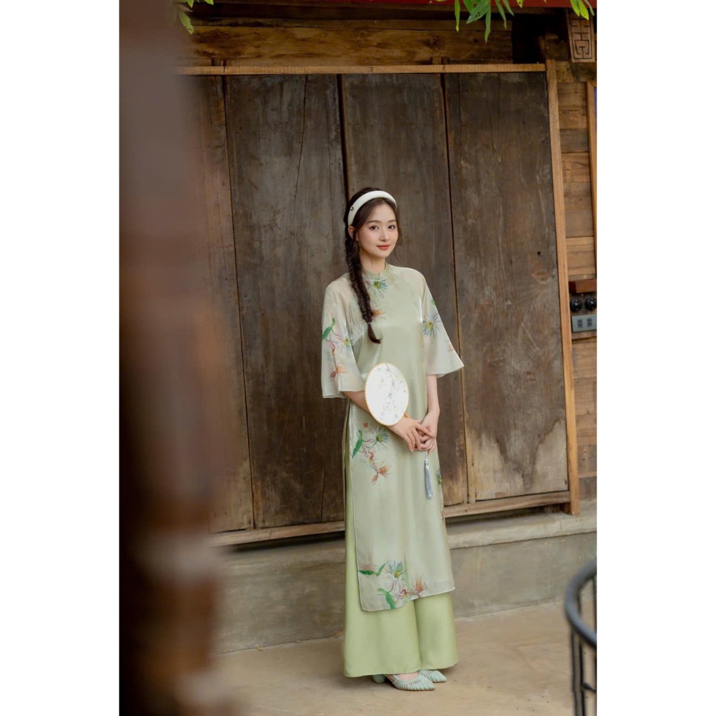 Ao dai ของผู้หญิง นวัตกรรม ao dai จากทรงโลว์คัท ผ้าไหมเพชรพิมพ์ลายดอกไม้ 3 มิติ เสื้อคอเต่าสีดําน่าร