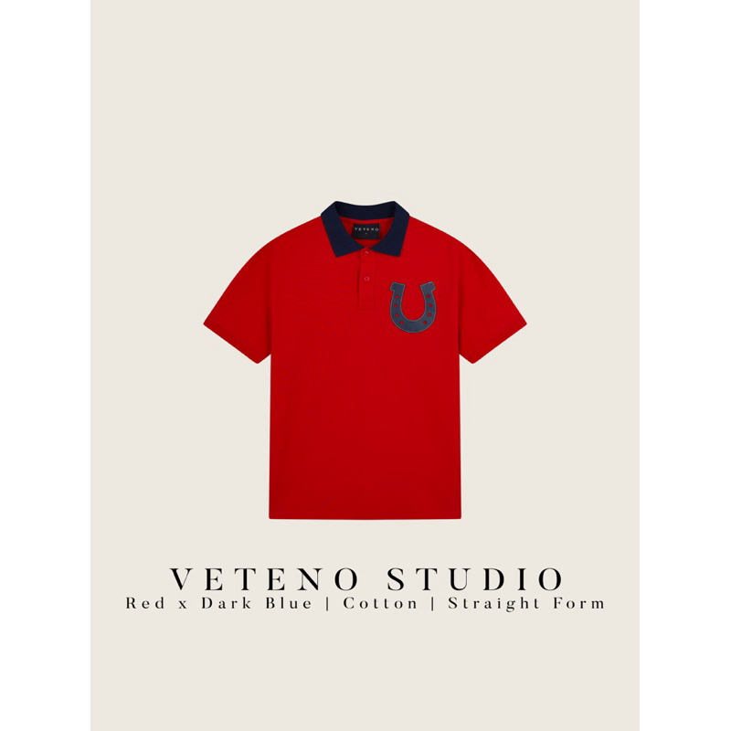 เสื้อโปโลสีแดงพร้อมตุ๊กตาหนังม้าเล็บ PATTERN - VETENO STUDIO