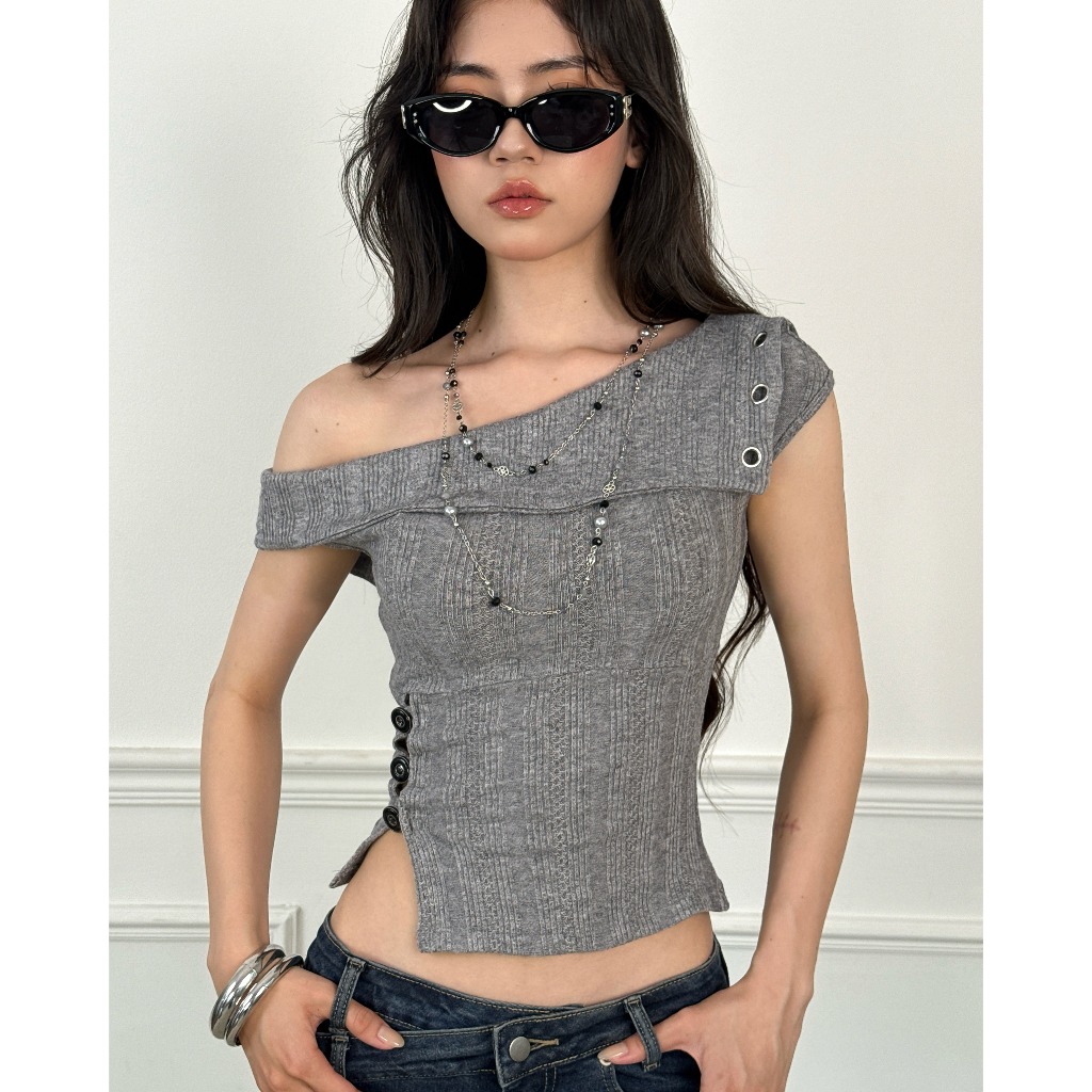 Minji Top Aiai เสื้อยืดทรงเข้ารูปเปิดไหล่อย่างเป็นทางการพร้อมตอกตาไก่