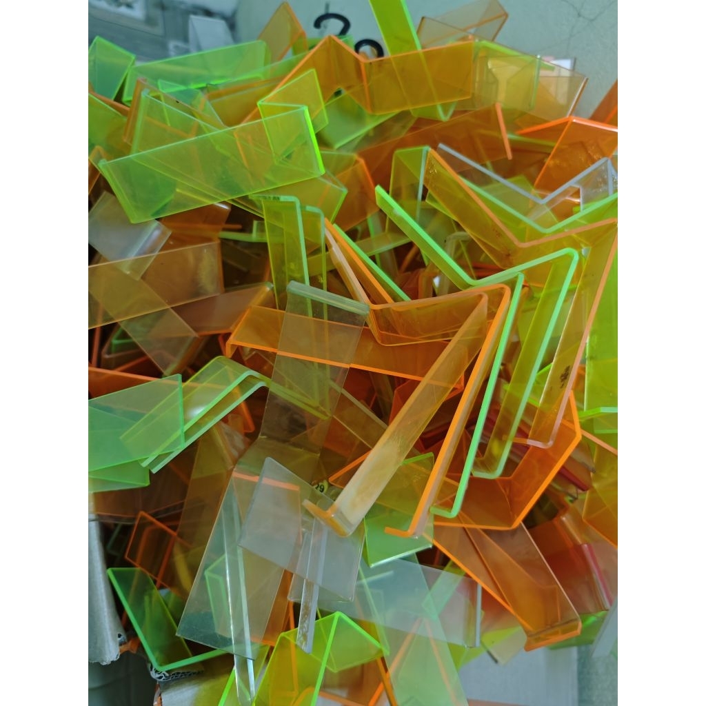 Z-SHAPED MACA FOOTWEAR DISPLAY FOOTWEAR