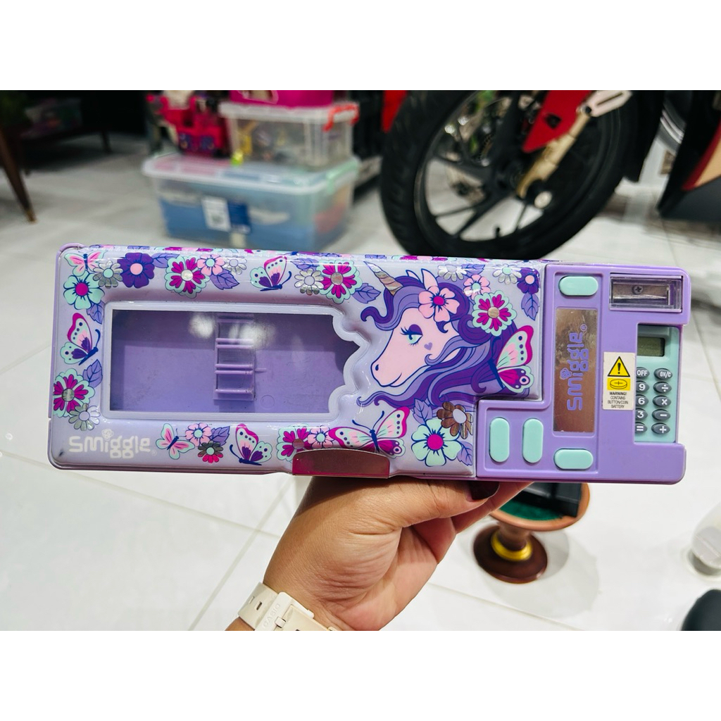 Smiggle - Hi There Pop-Out กล่องดินสออัตโนมัติพร้อมเครื่องคิดเลข (สินค้าที่ 2)