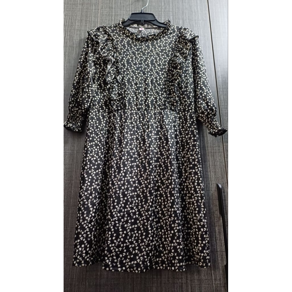 ชุดเดรสวินเทจลายดอกไม้สีดําครึ่งแขน หน้าอกน่าระทึกใจ Light Flare - 2hand Womens Dress size ml should