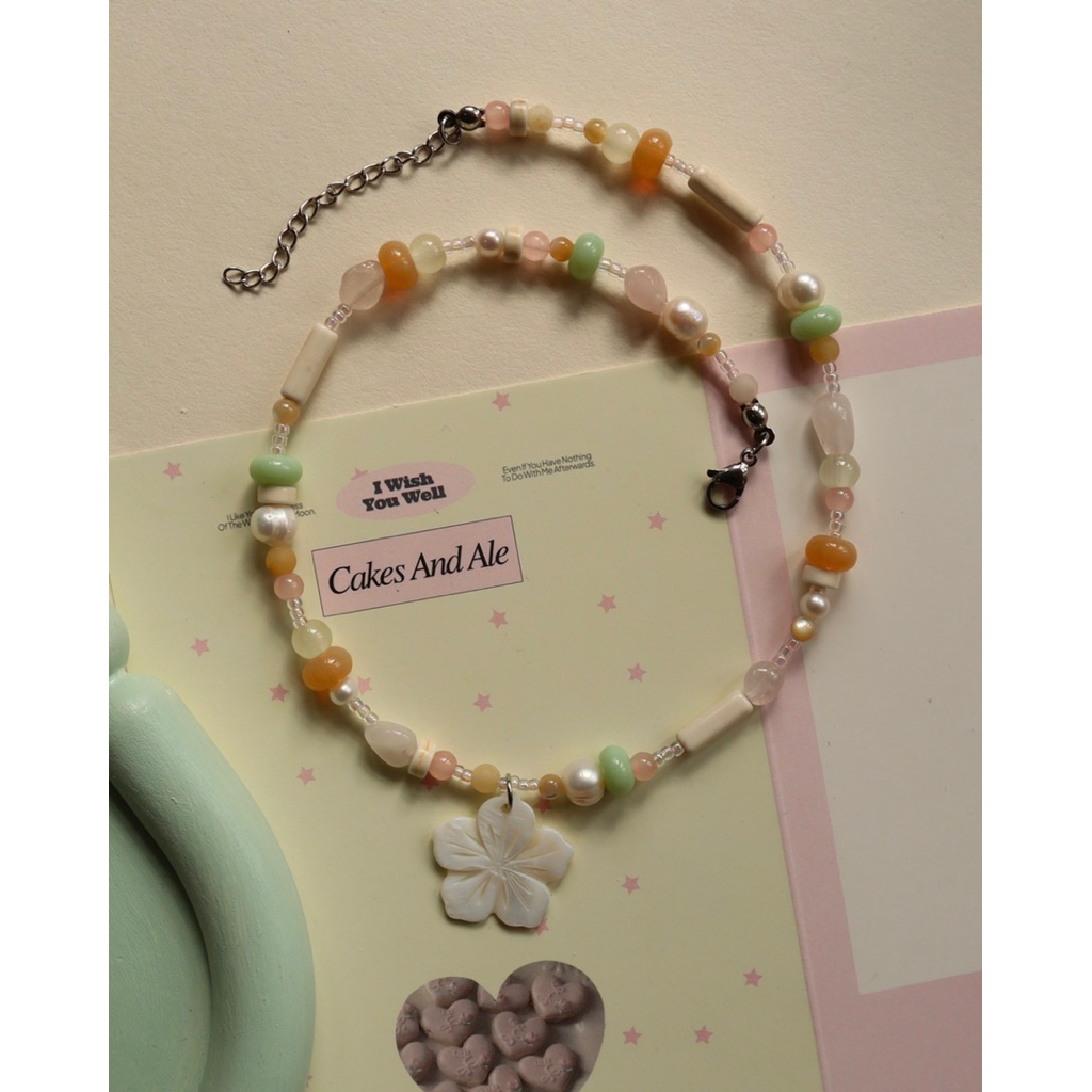 สร้อยคอ LILI น่ารักพร้อมจี้ดอกไม้แอปริคอท MONG MI HOA MAY สร้อยคอ - LILIS SUMMER BEADS