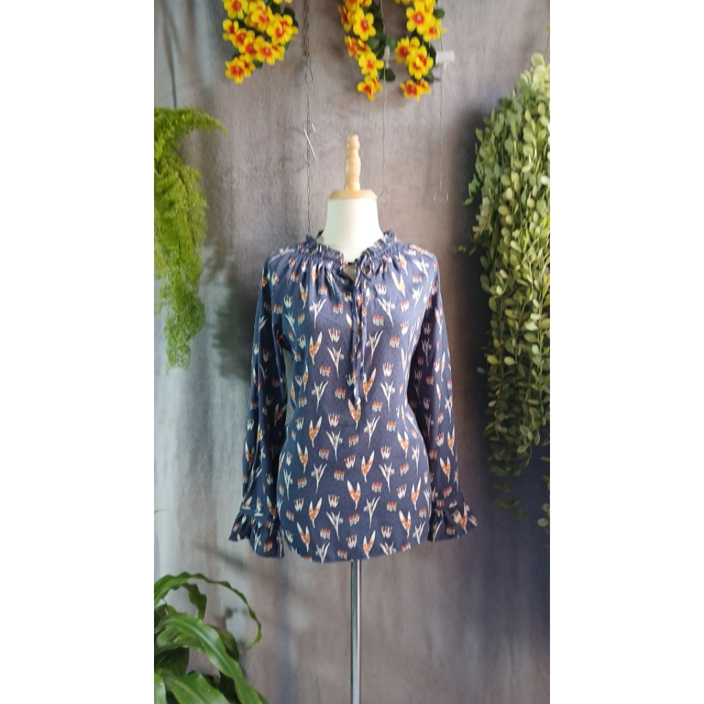 SILK SHIRT WITH SPRAY NECK PATTERN – ทรงหลวมใส่สบาย – อก 94 • ยาว 63 – Size L 50–58kg – สินค้าใหม่