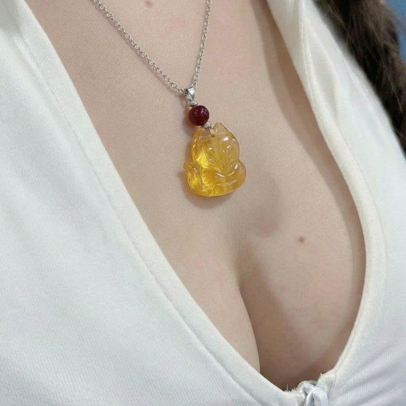 สร้อยคอจิ้งจอกอําพันธรรมชาติ ขนาด 2 x 1.4 ซม