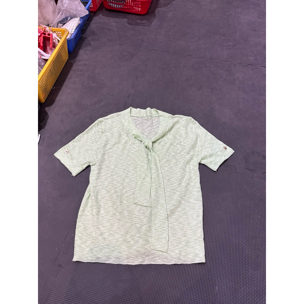 ผ่าน. เสื้อยืดสีน้ําเงิน M. k9