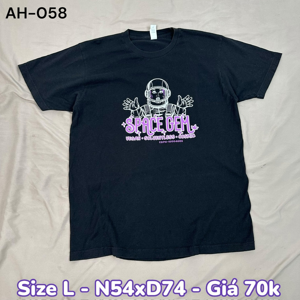 เสื้อยืด Space Gem – Size L Form 54x74 หลวม สบาย เสื้อกราฟิกนักบินอวกาศโทนสีม่วงโดดเด่น