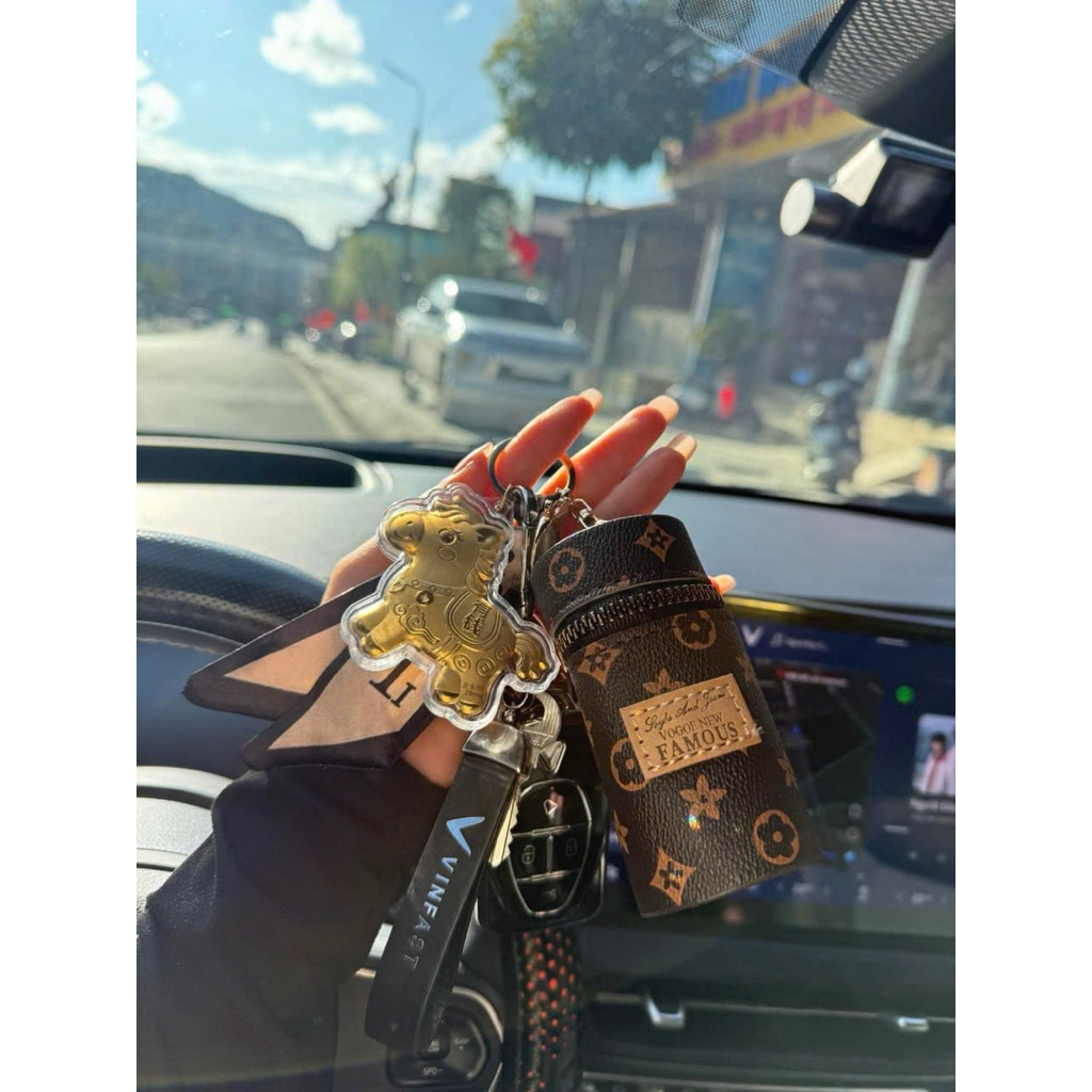 LV พวงกุญแจชาร์มม้าสีทองนําโชคพร้อมผ้าพันคอไหมและคลิปมินิรูป เลเวล ไว้ห้อยพวงกุญแจ เป้และกระเป๋า ของ