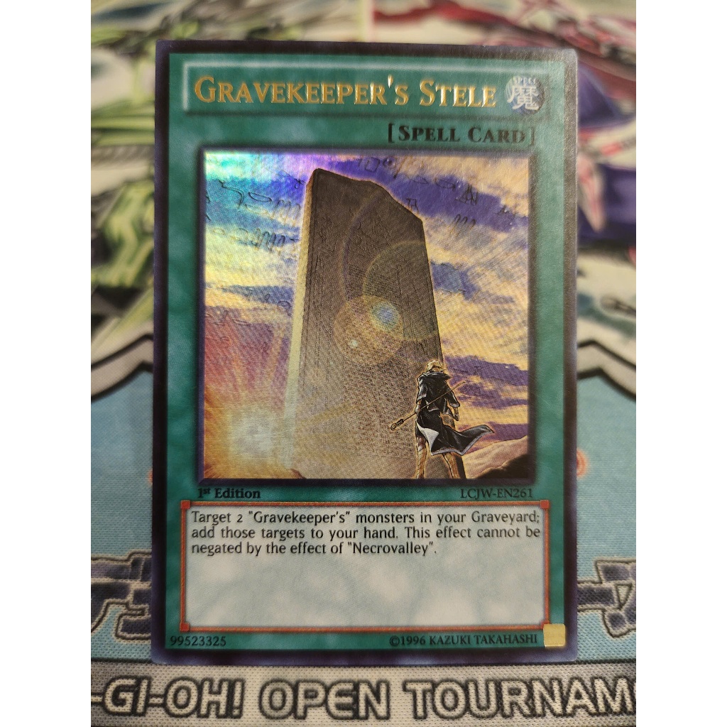 การ์ด Yugioh ดั้งเดิม - Stele ของ Gravekeeper - LCJW-EN261 - ฉบับอันดับ 1 ที่หายากมาก