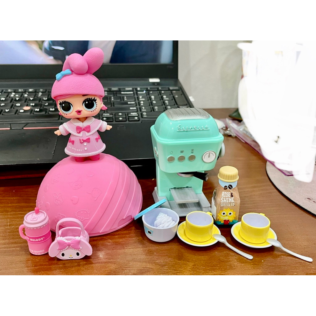 LOLs โมเดลเซอร์ไพรส์ & MGAs miniverse My Melody mini cafe – ของเล่นสะสม Sanrio, เครื่องชงกาแฟตกแต่ง