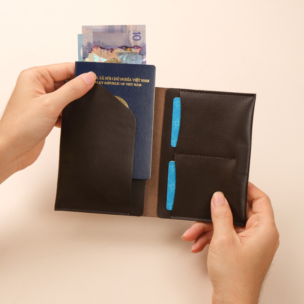 KITART Passport Cover - ผ้าคลุมหนังสือเดินทางหนังวัวแท้แฮนด์เมดหลายช่อง - สีน้ําตาลคลาสสิก