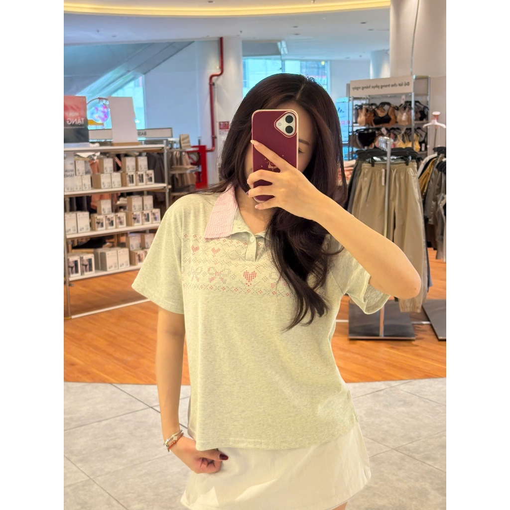 เสื้อโปโลแขนสั้นผู้หญิงคอปกอ่อนเยาว์พิมพ์ลายโบว์หัวใจ icon ss26 pnbs - ATH229