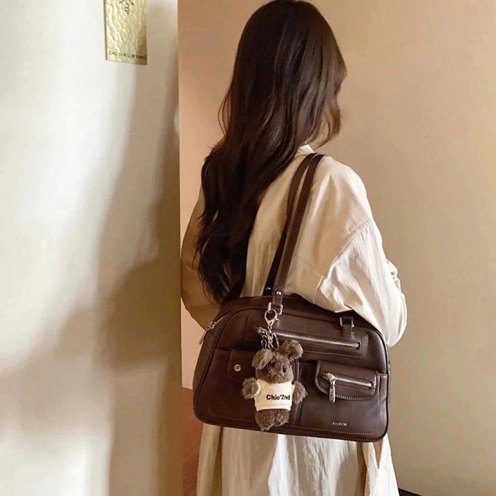 กระเป๋าถือสตรี ChiO Long Office กระเป๋าสะพายไหล่ทําจากหนังนุ่มสไตล์เกาหลี Bear Charm -TN074