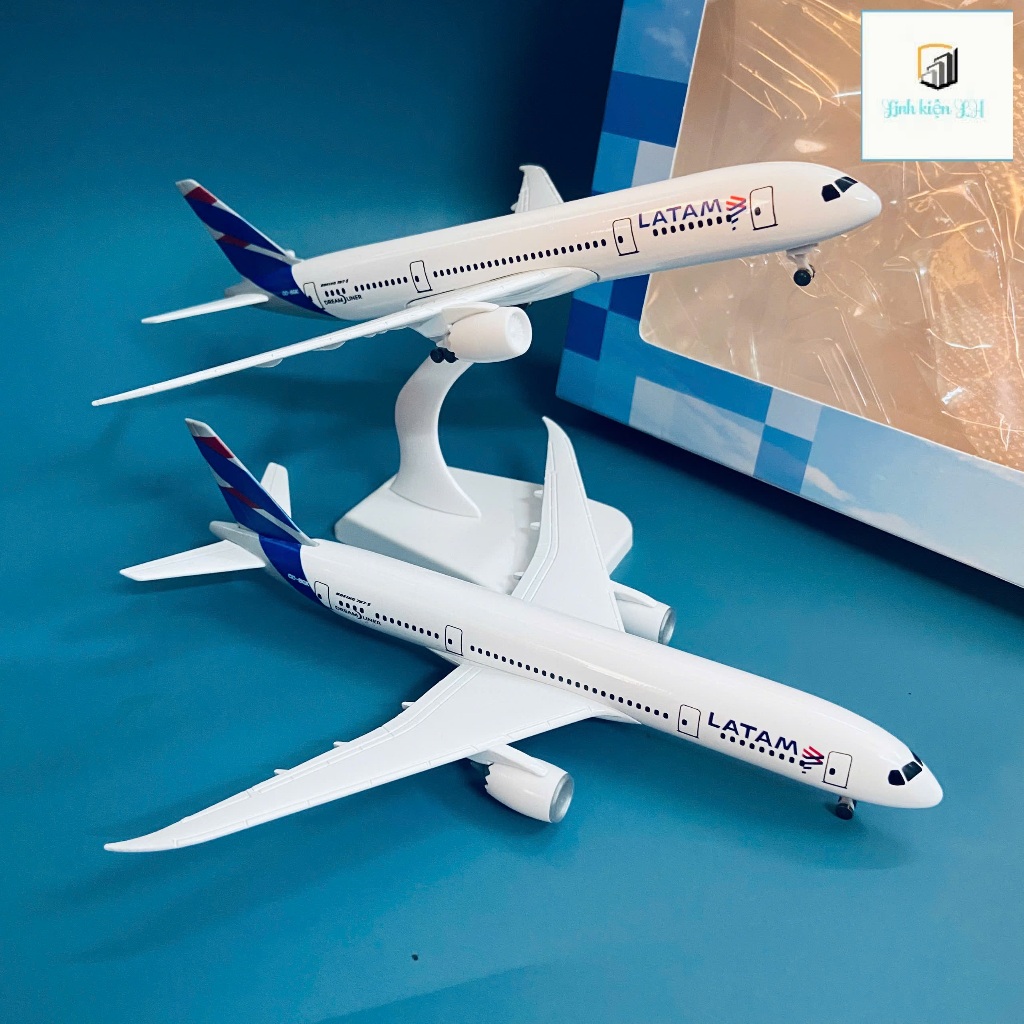LATAM Airlines Boeing 787 Dreamliner 1/400 Scale Model with Wheels + Display Stand