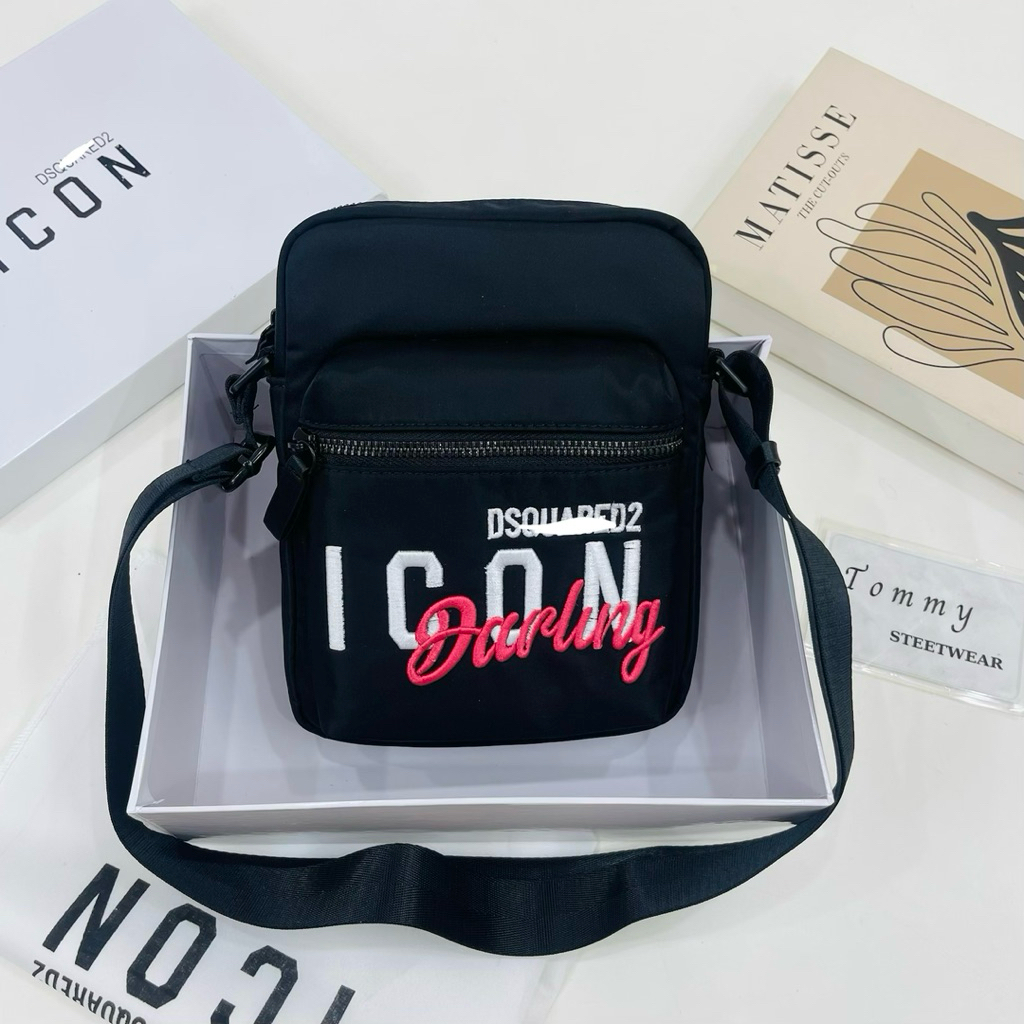 [คุณภาพสูง] - D/s//q 1con กระเป๋าสะพายข้างสีดําพร้อมเย็บปักถักร้อยตัวอักษรสีชมพู Darling Fullbox - ส