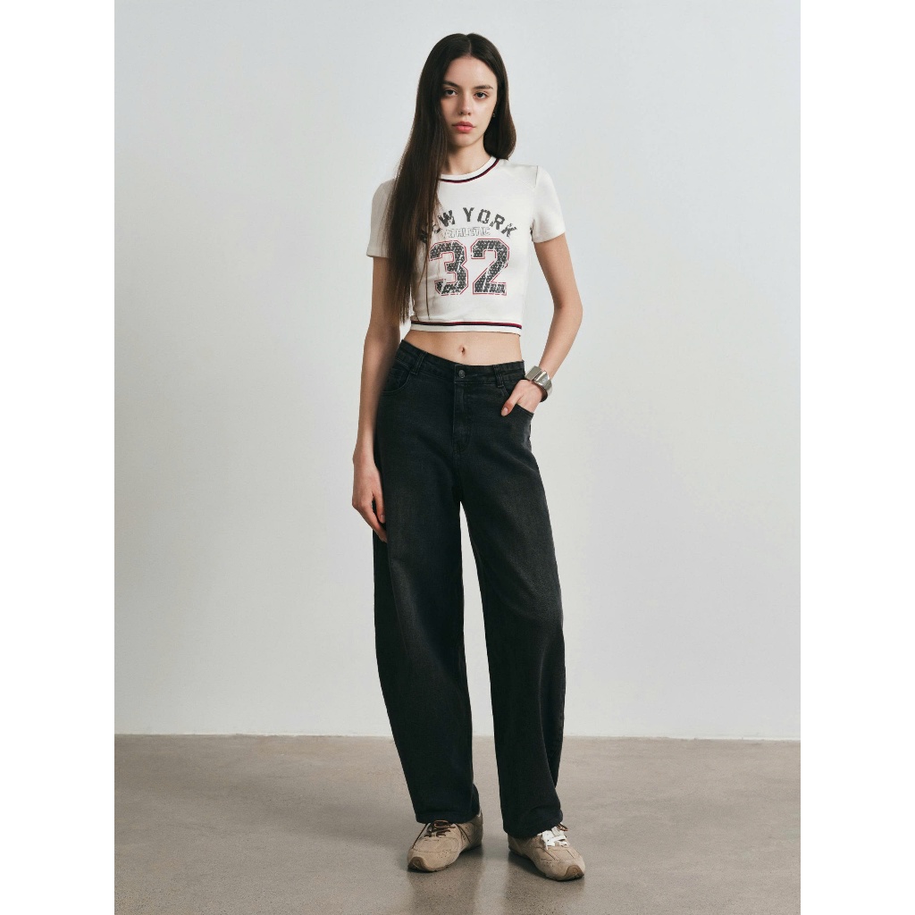 [DEZUS] เสื้อครอปพิมพ์ลายตัวอักษรผู้หญิง Slim Form คอกลม สไตล์สปอร์ต - Hesa Wamy Top - T1HW251202ว้า