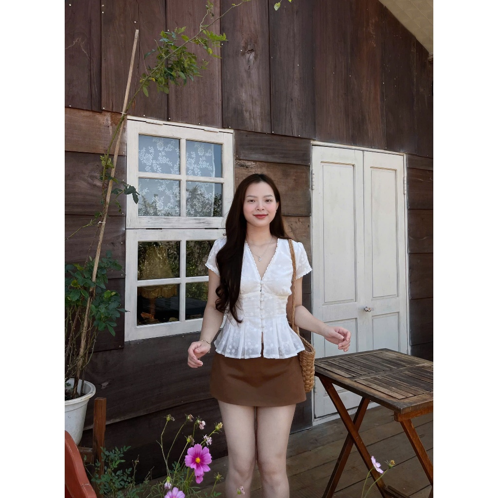 เสื้อคอวีจับจีบปักลายดอกไม้ [Nguyen Inc Diem]
