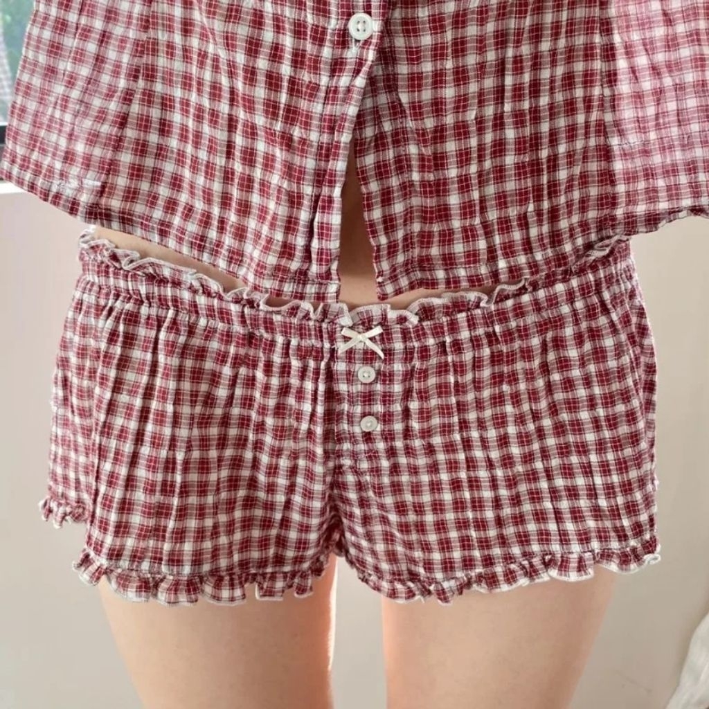 Kiira Pajama Shorts - กางเกงขาสั้น Keira ลายตารางหมากรุกสีแดงสําหรับผู้หญิงมีโบว์เอวยางยืด ขาสั้นสไต