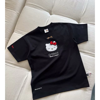 เสื้อยืดแขนสั้นปัก Nha Li x Hello Kitty Ruffled สีดํา/ขาว (ห่อป้ายใหม่)