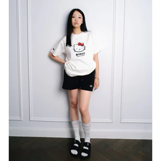 เสื้อยืดแขนสั้นปัก Nha Li x Hello Kitty Ruffled สีดํา/ขาว (ห่อป้ายใหม่)
