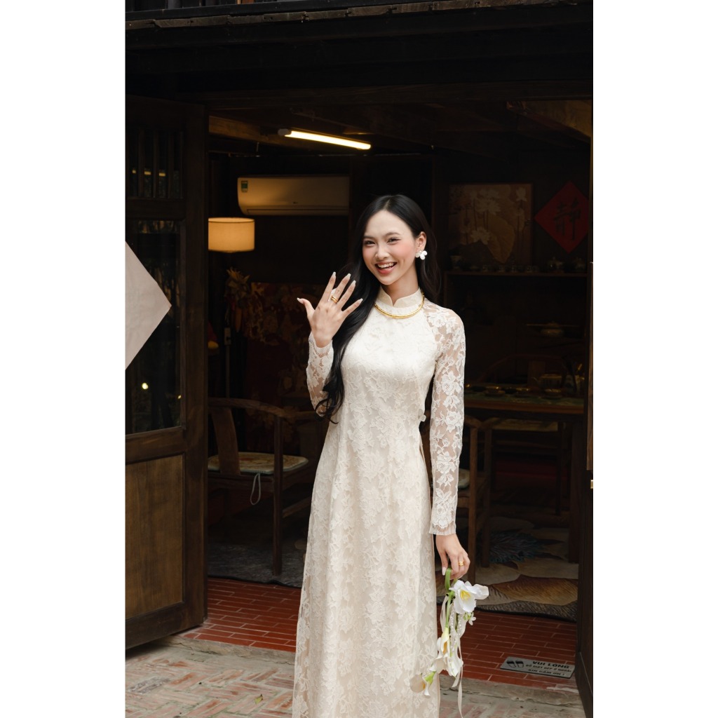 [Tam Nhu Uyen Sac] TINSTORE ลูกไม้แบบดั้งเดิม ao dai พร้อมดีไซน์คอรถไฟและเลกกิ้งแต่งงาน 2601ACT008 2