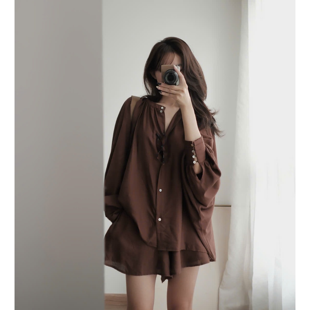 A113 Set MACCHIATO - AUDREY ชุดเสื้อคอปกปีกค้างคาวจีบพร้อมกางเกงขาสั้นบานสองชั้นทําจากวัสดุผ้าไหม