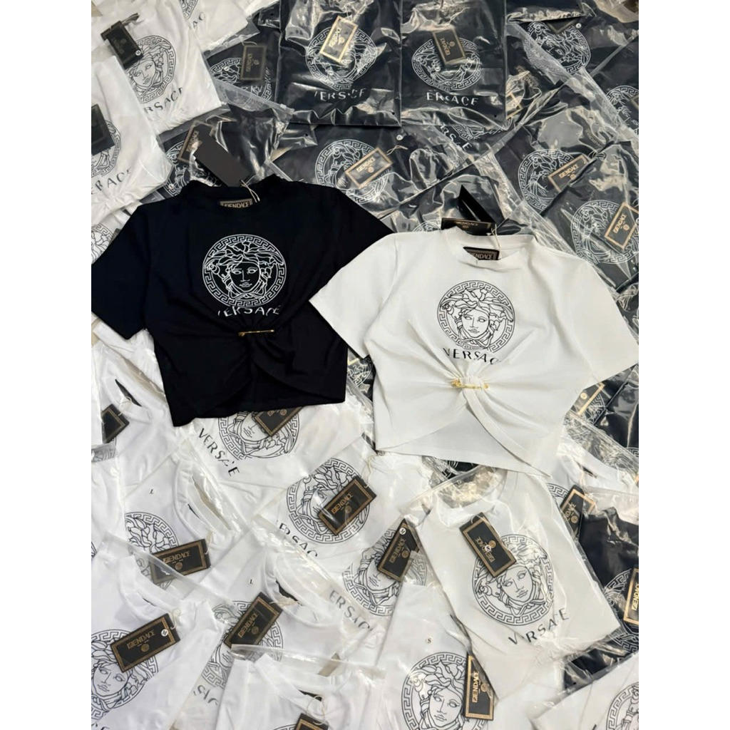 ชุดเสื้อครอป Versace พร้อมหมุดและกระโปรงยางยืดปุ่มชาร์ม Versace