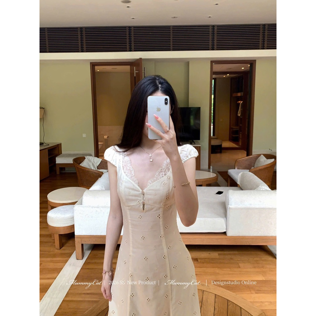 MAXI CREAM V-NECKLACE WITH FLOWER LACE