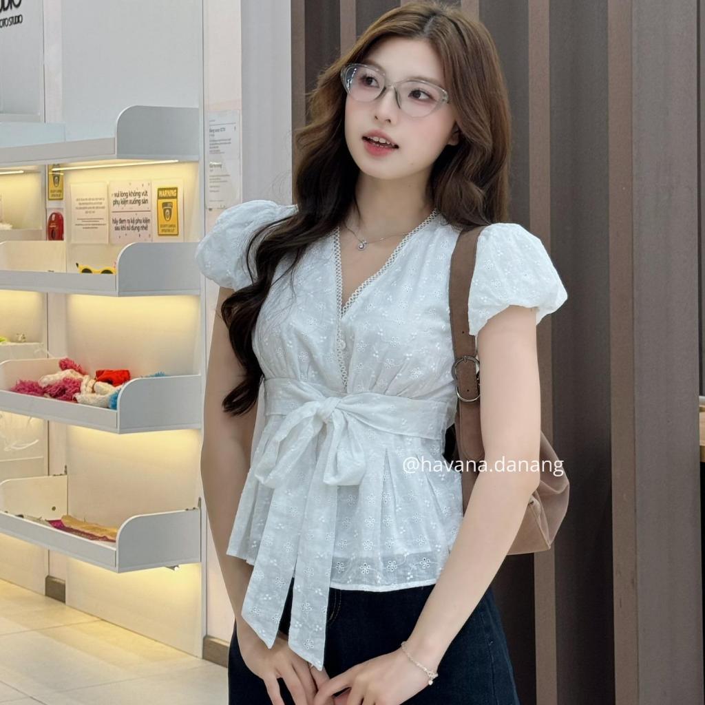 [SUMMER 2026 COLLECTION - CHIOCO] เสื้อเชิ้ตผู้หญิง ELLA ท็อปหยาบ แขนพอง คอวี ไขว้ ผูกโบว์ stylized 