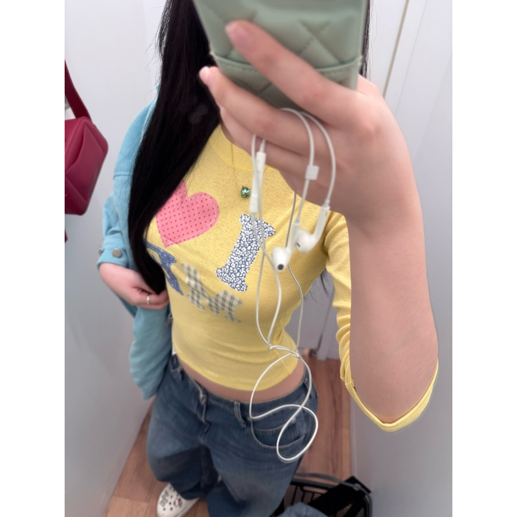 เสื้อยืดผู้หญิงแขนครึ่งสีเหลืองร่างกายพื้นฐานกอดรูปแบบน่ารักง่ายต่อการพิกัด