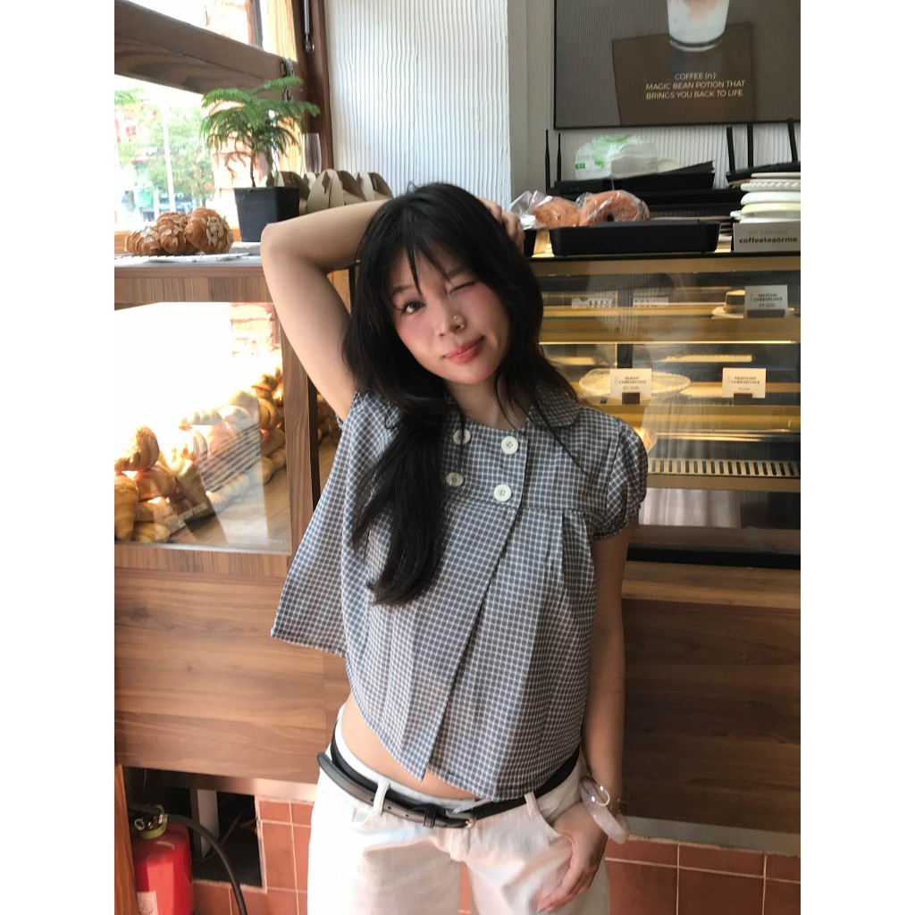 Moodie - ROSA TOP | เสื้อ เบบี้ดอลล์ 4กระดุม ปกบัว แขนพองนิดๆ