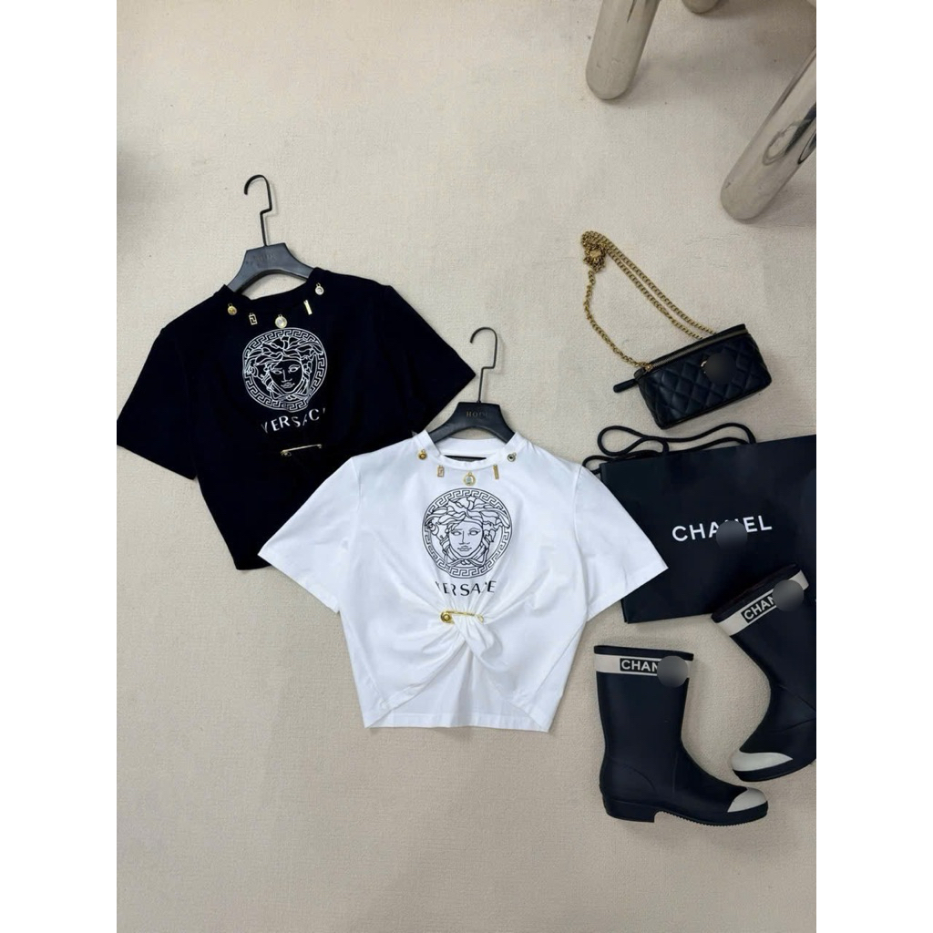 ชุดเสื้อครอป Versace พร้อมหมุดและกระโปรงยางยืดปุ่มชาร์ม Versace