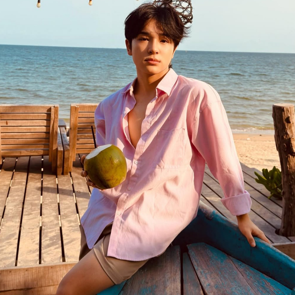 เสื้อเชิ้ตผ้าลินินผู้ชายสีชมพูอ่อนเยาว์ในผ้านุ่มเย็นสําหรับชายหาดและคาเฟ่ซูเปอร์ไนซ์ Abandon A28