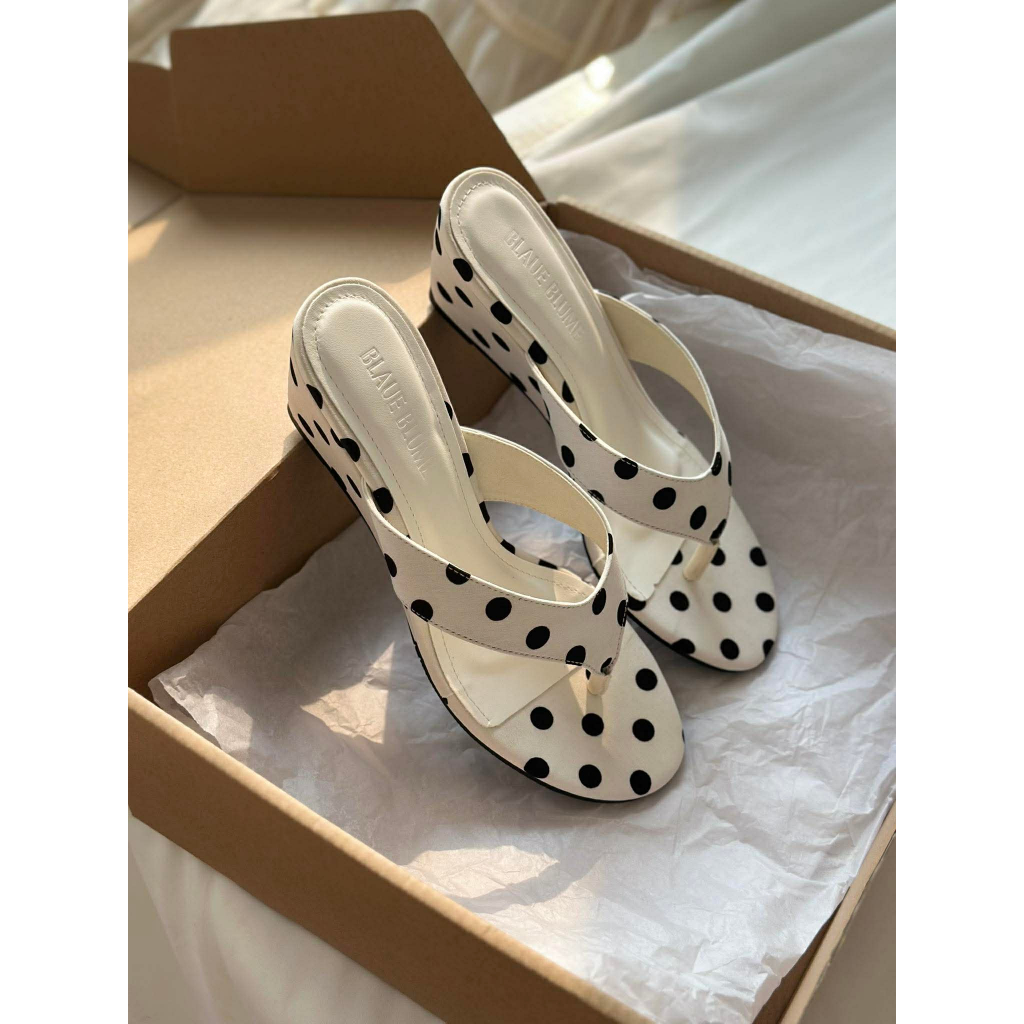 BauueBlume : Blanc Doté Wedge – รองเท้าแตะ Polka dot Wedge