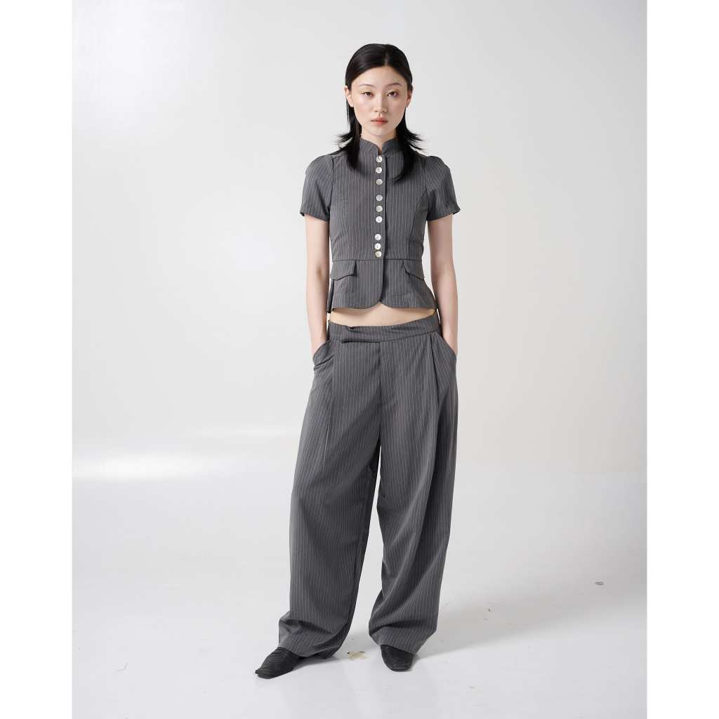 เสื้อสตรีแขนปุ่มยืนปก 67PERCENT/67% - TAILORED SCULPT TOP